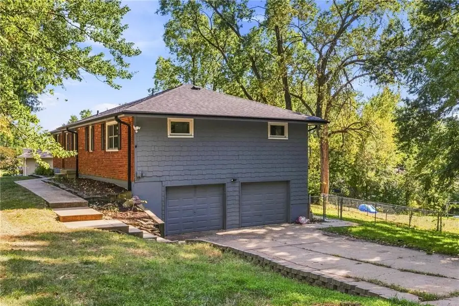 6830 NW Cross Road, Parkville, MO 64152 - #2