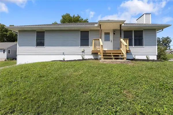 500 S Commercial Avenue, Smithville, MO 64089