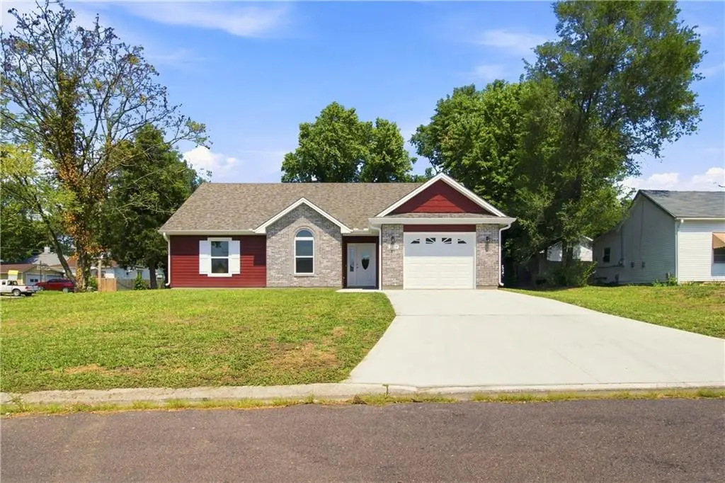 1207 E 11th Street, Sedalia, MO 65301 - #1