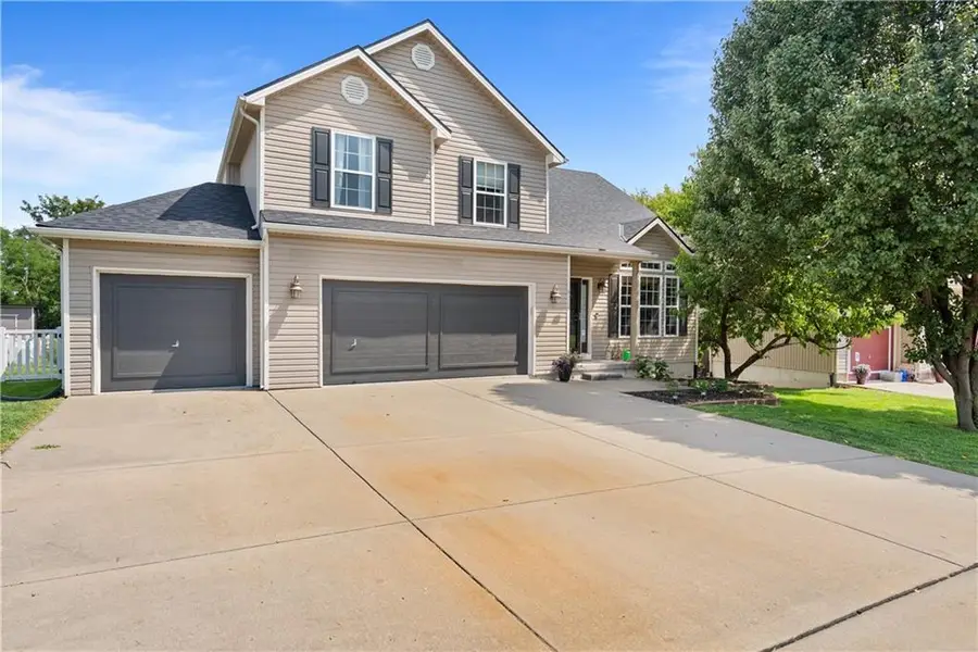 8715 N Robinhood Avenue, Kansas City, MO 64154 - #2