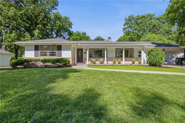 12107 Newbury Lane, Independence, MO 64052