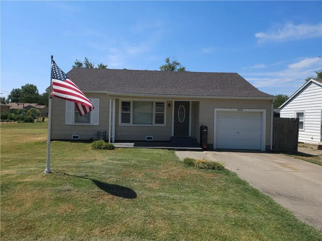 309 S Rutter Avenue, Chanute, KS 66720 - #1