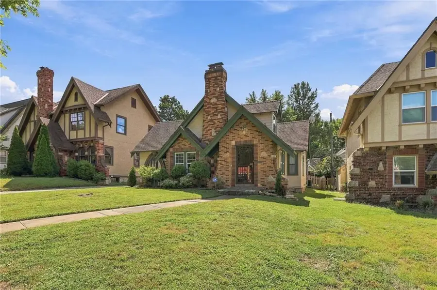 405 E Gregory Boulevard, Kansas City, MO 64131 - #3