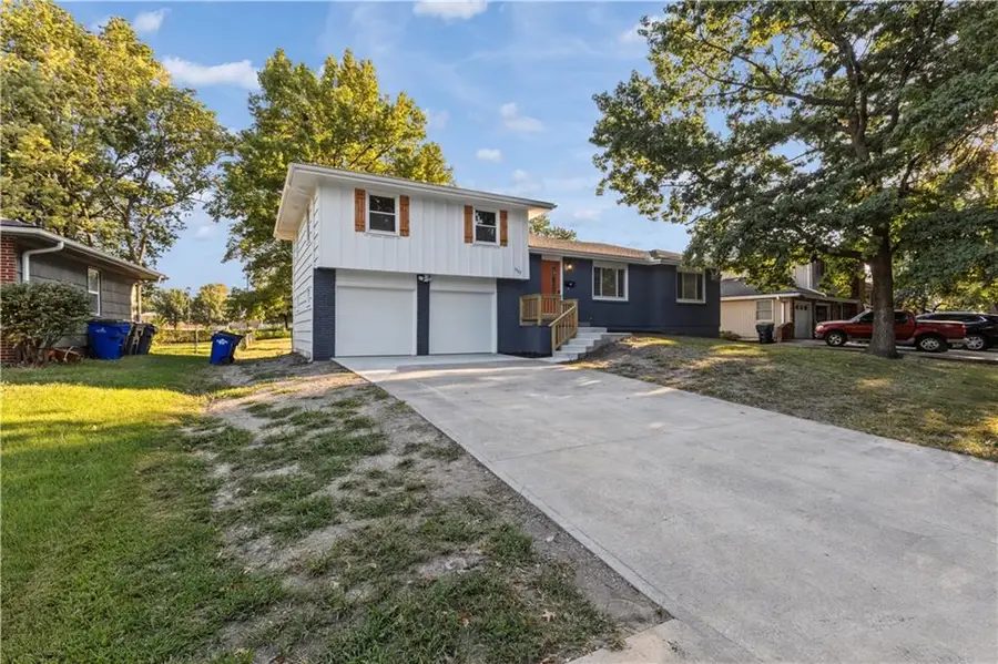 1202 E Ridgeway Drive, Olathe, KS 66106 - #2