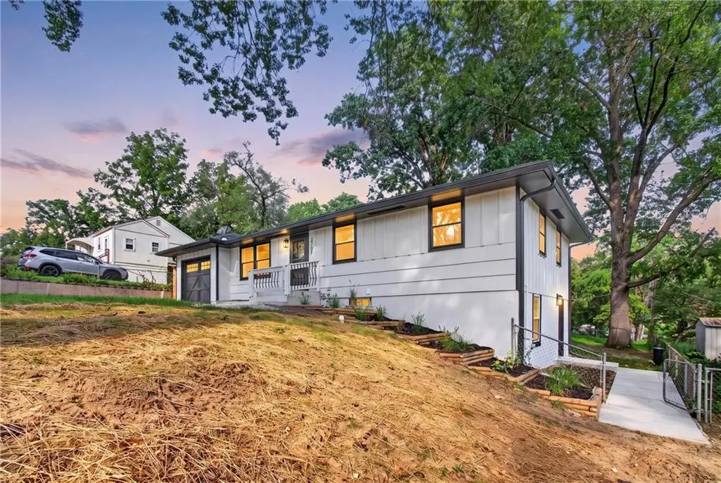 3737 N Walrond Avenue, Kansas City, MO 64117 - #1