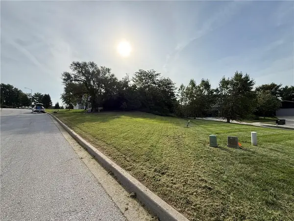 12021 Country Club Court, Parkville, MO 64152
