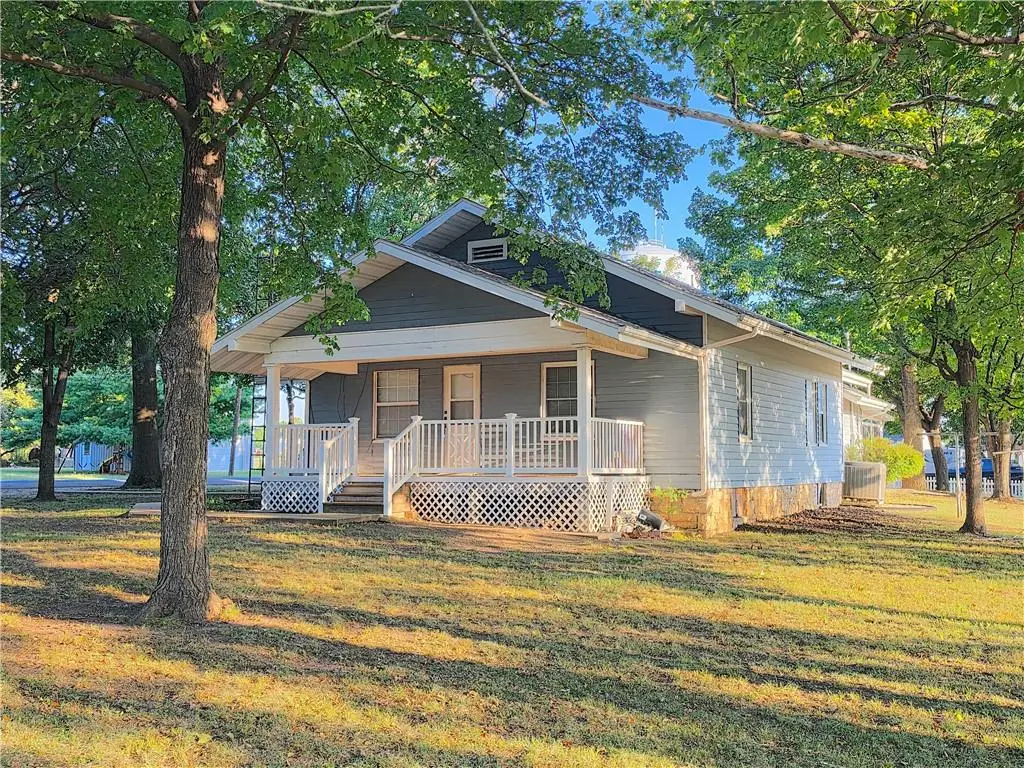 1002 W 4th Avenue, Garnett, KS 66032 - #1