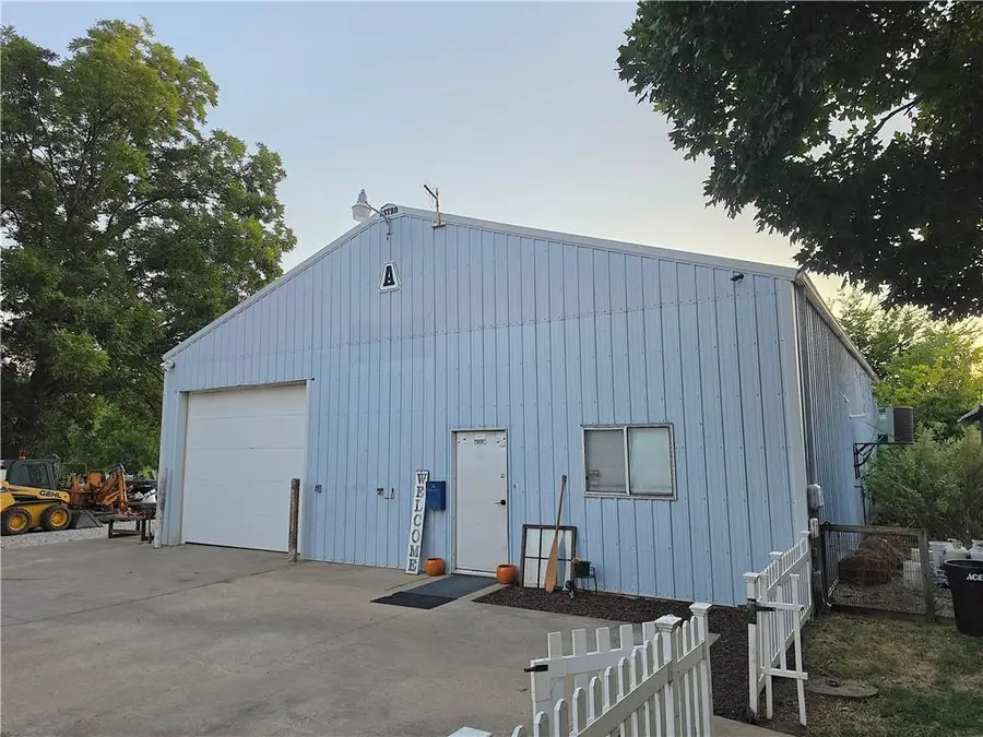 1002 W 4th Avenue, Garnett, KS 66032 - #2