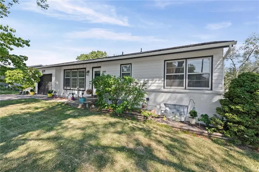 7017 N Montrose Avenue, Kansas City, MO 64151 - #2