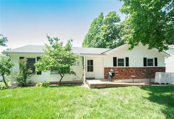 9912 Oakridge Drive, Overland Park, KS 66212