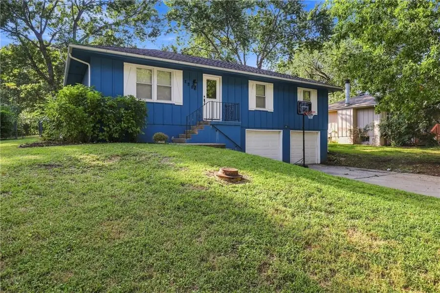 2206 S Park Avenue, Oak Grove, MO 64075 - #2