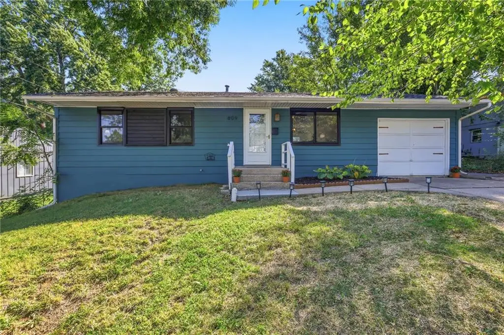809 N Powahatan Drive, Independence, MO 64056 - #1