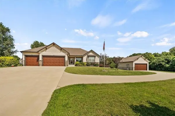 18220 Prairie View Drive, Tonganoxie, KS 66086