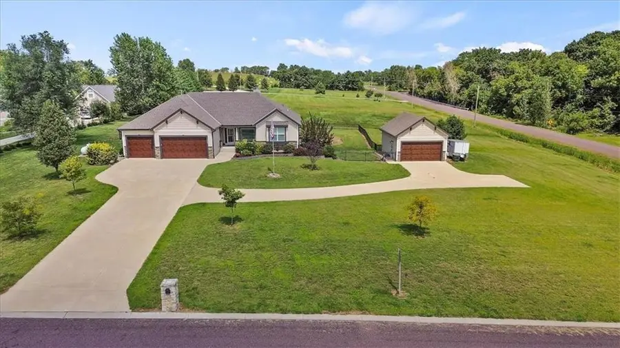 18220 Prairie View Drive, Tonganoxie, KS 66086 - #2