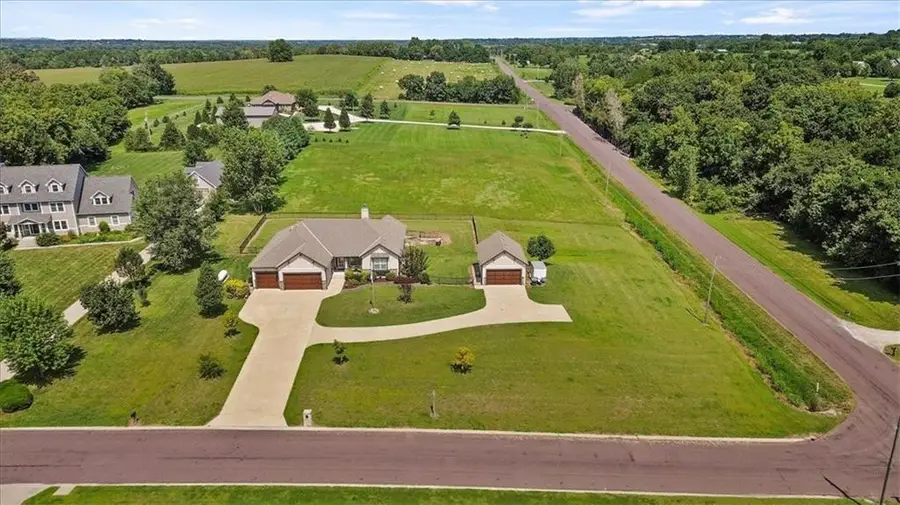 18220 Prairie View Drive, Tonganoxie, KS 66086 - #3