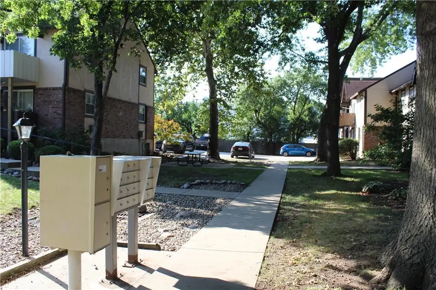 6216 Robinson Street #3, Overland Park, KS 66202 - #2