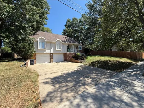 6705 N Overland Drive, Kansas City, MO 64151