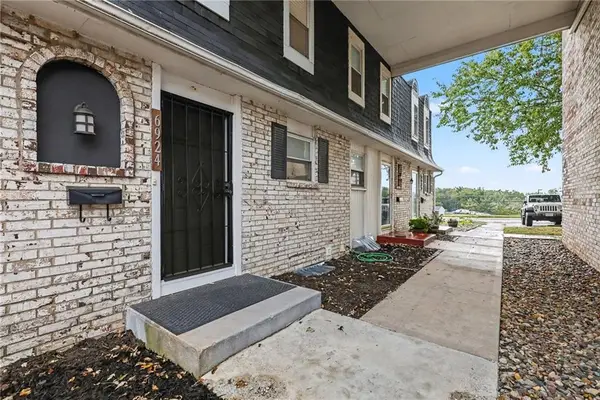6924 NW Chapel Woods Lane, Kansas City, MO 64152