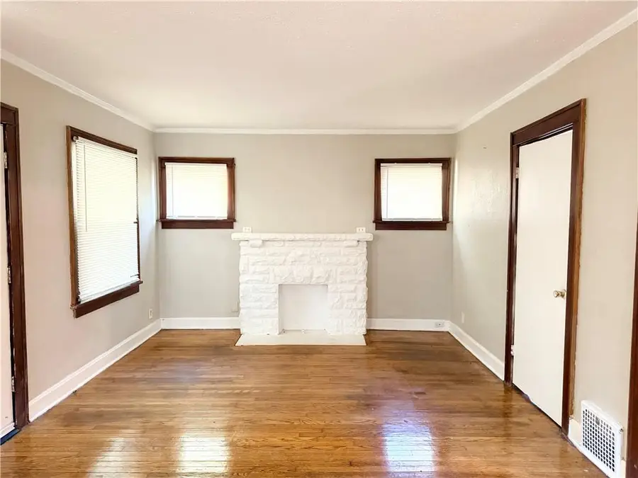 5233 Highland Avenue, Kansas City, MO 64110 - #2