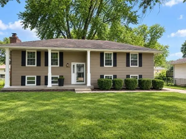 804 SE 13th Street, Oak Grove, MO 64075
