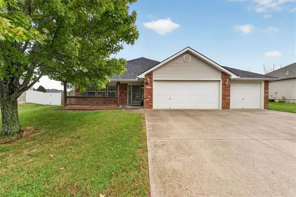 507 SW Cross Creek Drive, Grain Valley, MO 64029