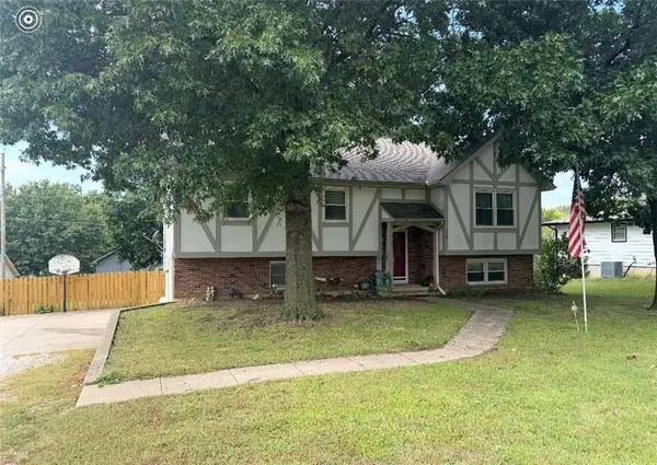 110 S Village Street, Tonganoxie, KS 66086