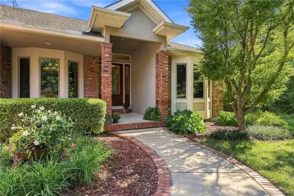 8615 NW Baker Road Circle, Kansas City, MO 64153