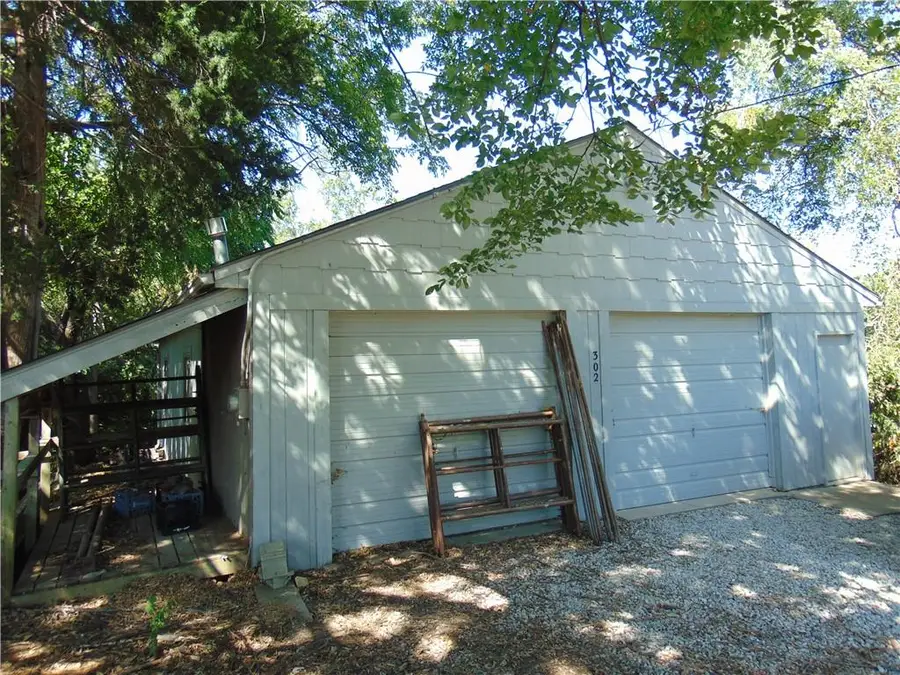 302 W Chestnut Street, Harrisonville, MO 64701 - #2