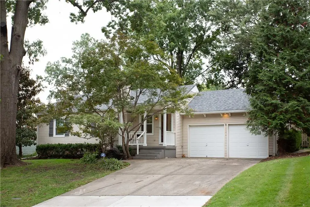 107 W Navajo Lane, Kansas City, MO 64114 - #1