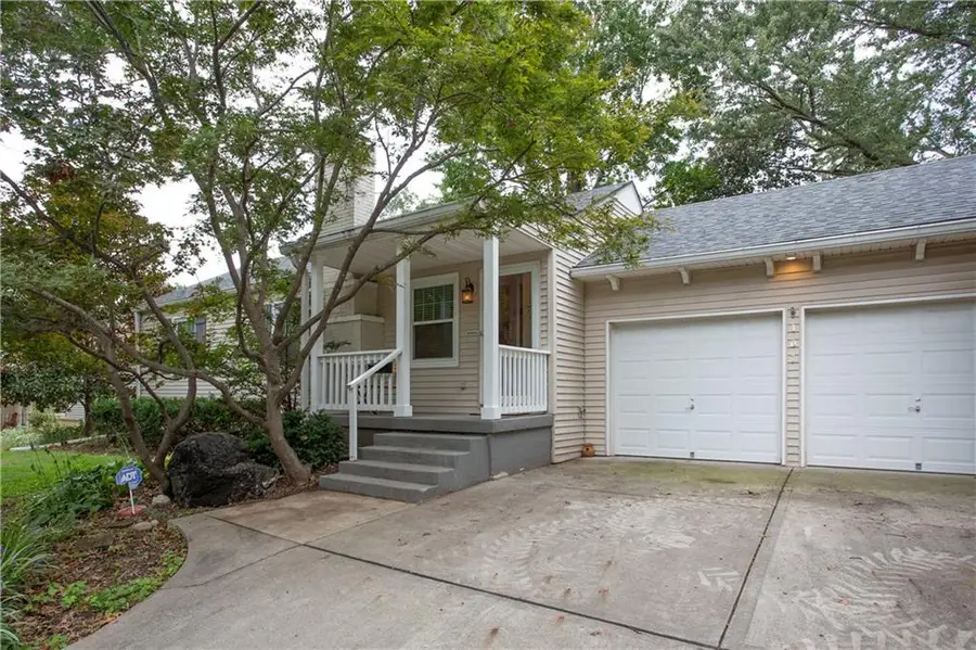 107 W Navajo Lane, Kansas City, MO 64114 - #2