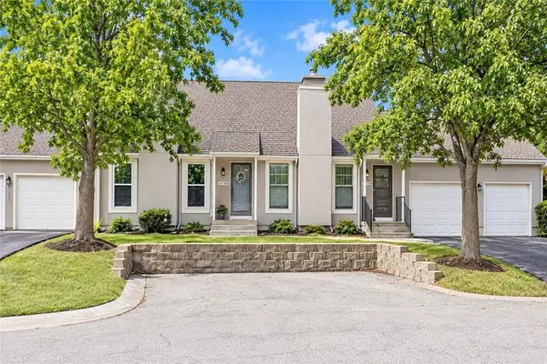 10780 Oakmont Street, Overland Park, KS 66210