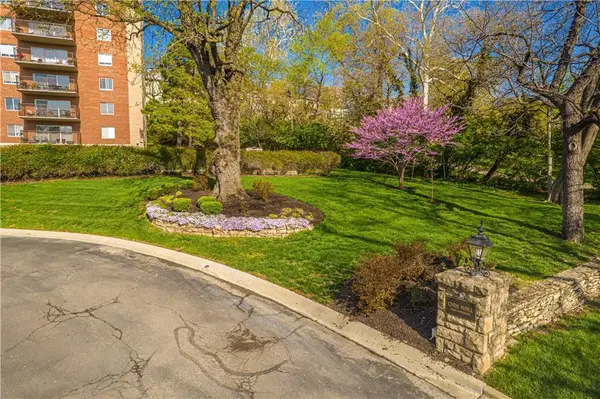 4550 Warwick Boulevard #1101-1102, Kansas City, MO 64111