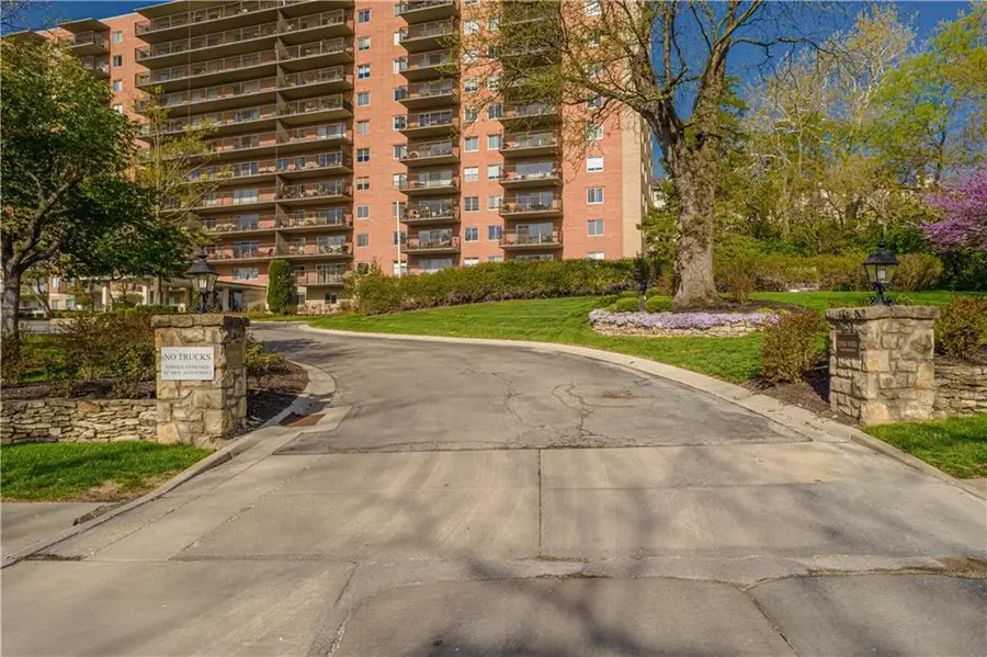 4550 Warwick Boulevard #1101-1102, Kansas City, MO 64111 - #2