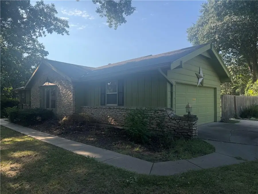 6801 W 101st Terrace, Overland Park, KS 66212 - #2