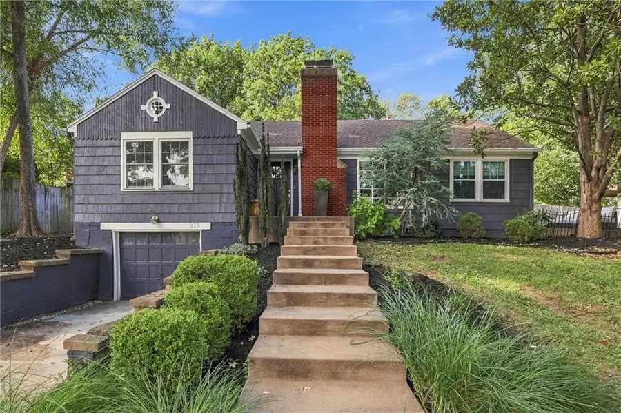 210 E Winthrope Road, Kansas City, MO 64113 - #2