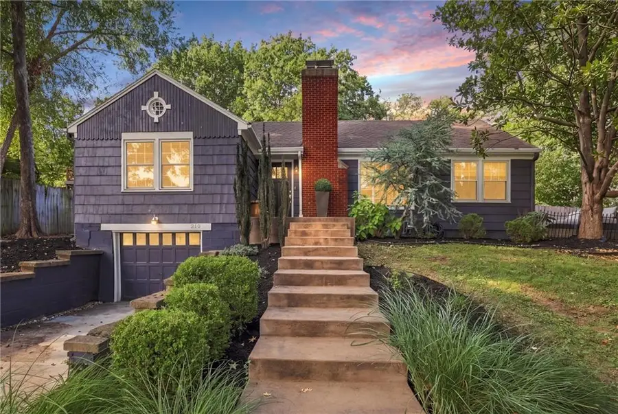 210 E Winthrope Road, Kansas City, MO 64113 - #3