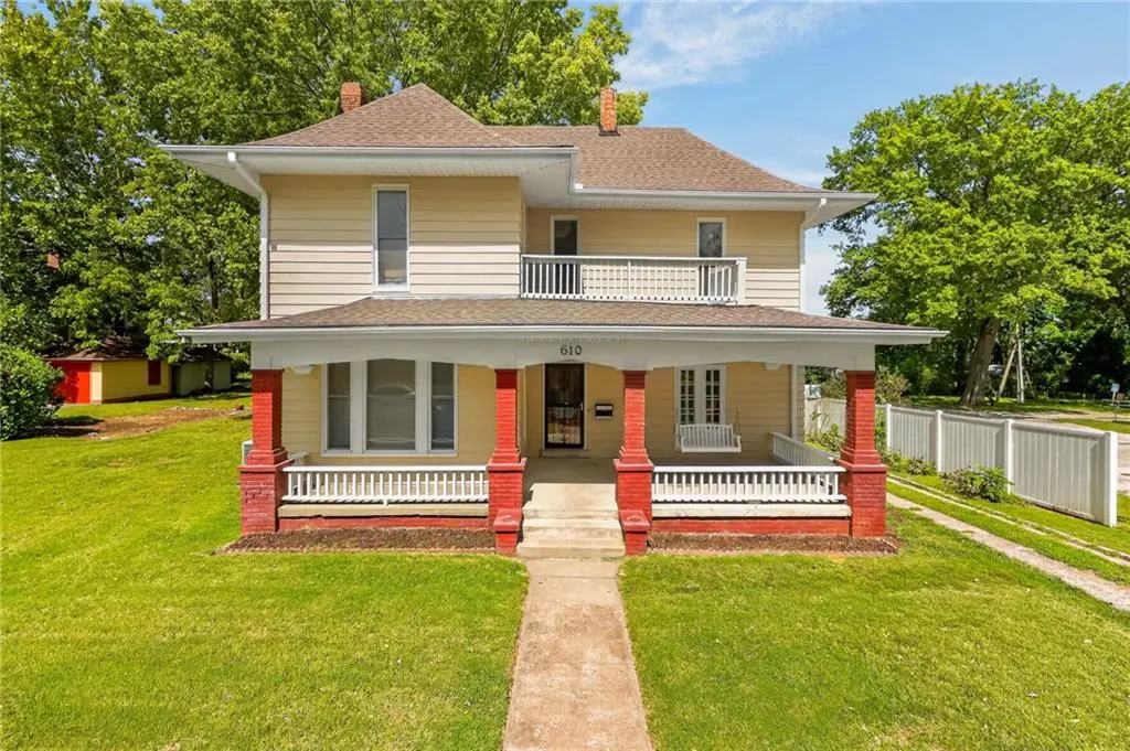 610 W Maple Avenue, Independence, MO 64050 - #1