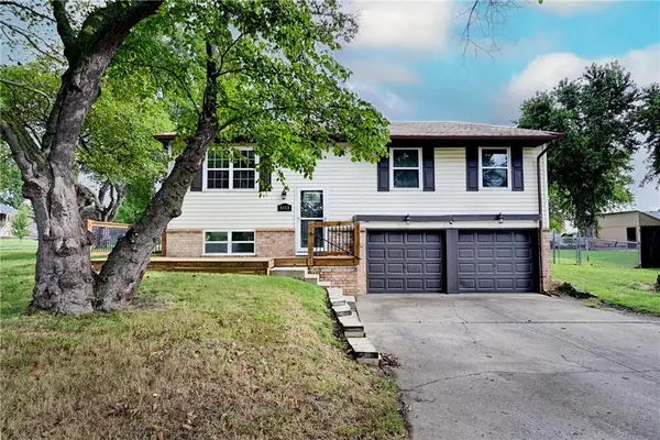 5113 NW Downing Street, Blue Springs, MO 64015