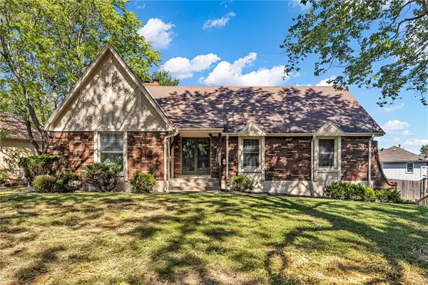 901 NW Oakridge Drive, Blue Springs, MO 64015