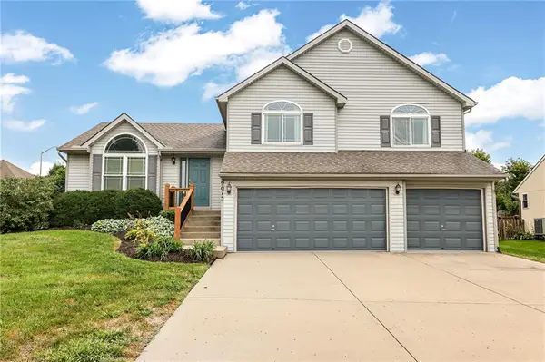 9015 N Essex Drive, Kansas City, MO 64156