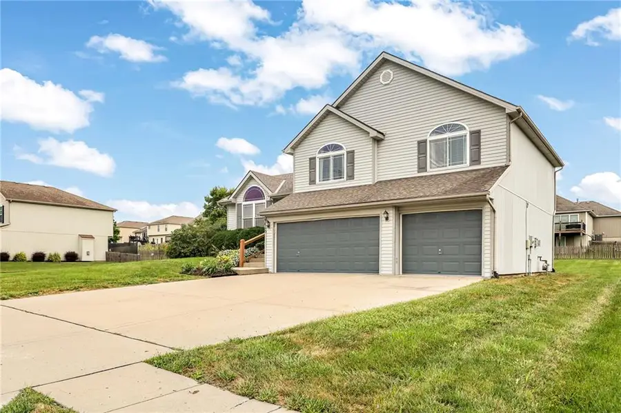 9015 N Essex Drive, Kansas City, MO 64156 - #2
