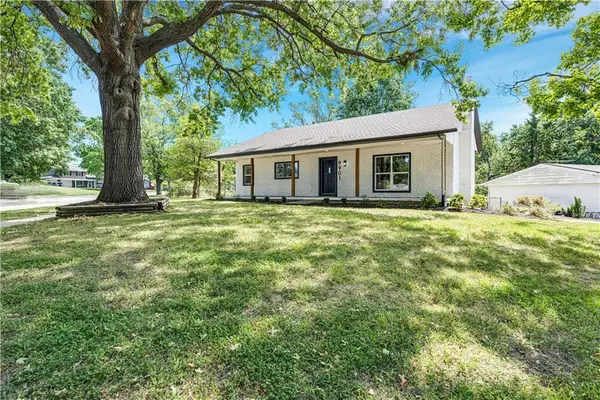 9901 Countryside Road, Lenexa, KS 66215