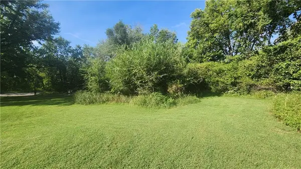 NW 76th Street, Parkville, MO 64152