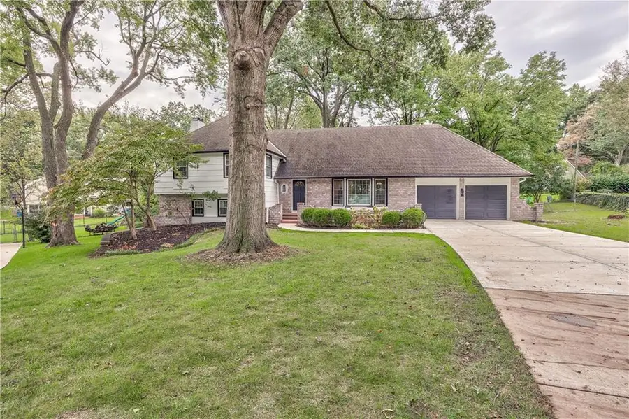 8129 Dearborn Drive, Prairie Village, KS 66208 - #2
