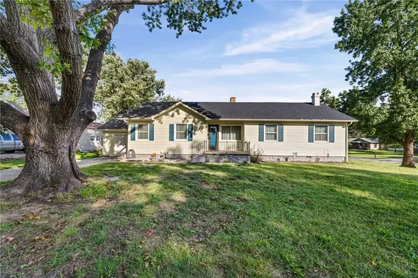 945 S Sycamore Street, Ottawa, KS 66067