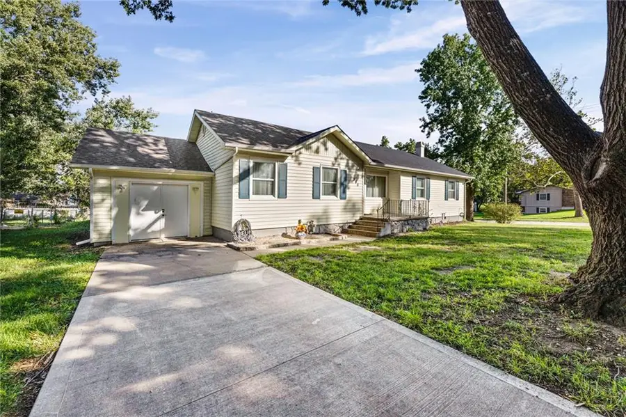 945 S Sycamore Street, Ottawa, KS 66067 - #2