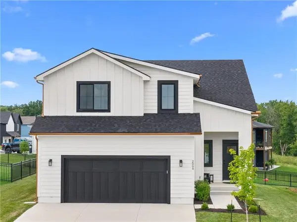 2004 Oak Ridge Drive, Oak Grove, MO 64075
