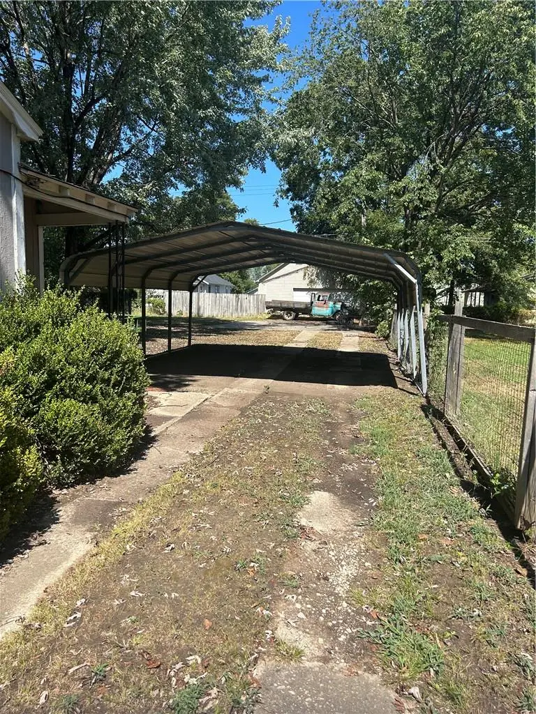 1306 W 3rd Street, Coffeyville, KS 67337 - #2