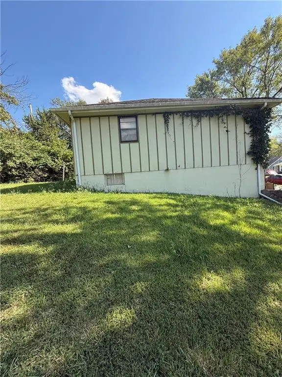 3304 Southern Hills Drive, Kansas City, MO 64137 - #2