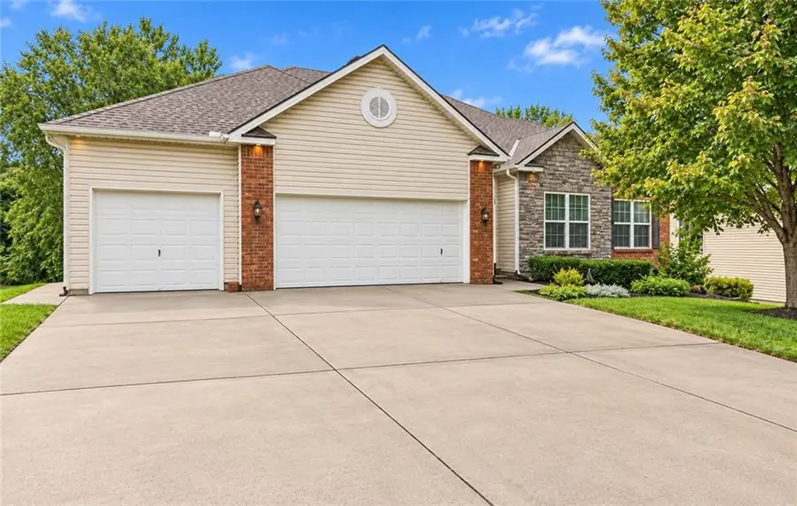 10108 N Willow Avenue, Kansas City, MO 64157 - #2